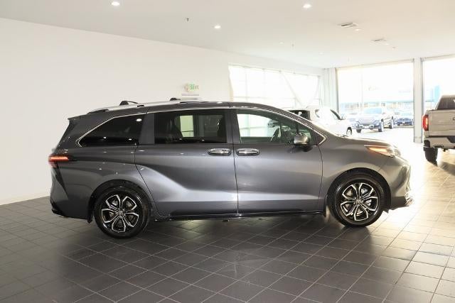 2025 Toyota Sienna Platinum
