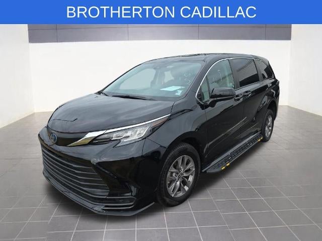 2022 Toyota Sienna LE