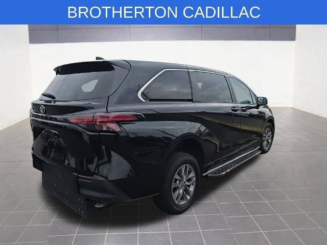 2022 Toyota Sienna LE