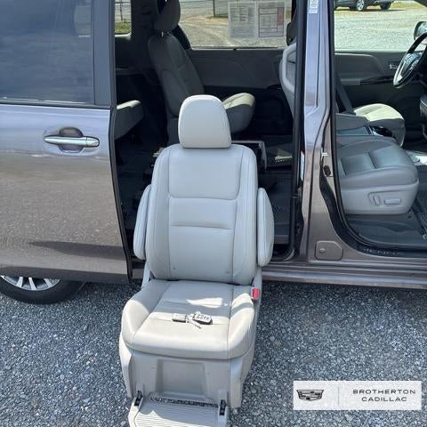 2020 Toyota Sienna XLE V6 7-Passenger Access Seat FWD's photo